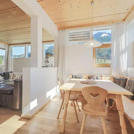 Boutique West Hill Apartment *