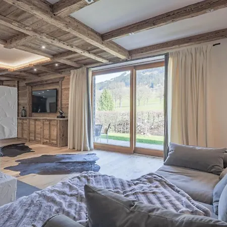 Boutique West Hill Apartment *