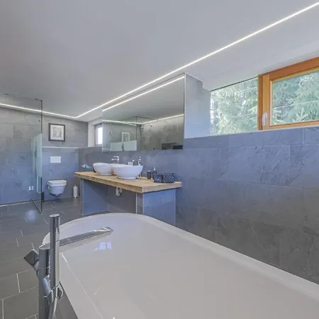 Boutique West Hill Apartment *