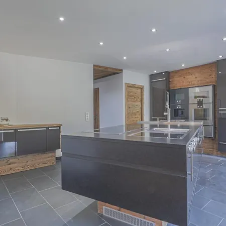 Boutique West Hill Apartment
